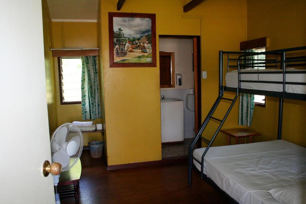 Ratu Kini Backpackers And Dive Resort Mana Island Room photo